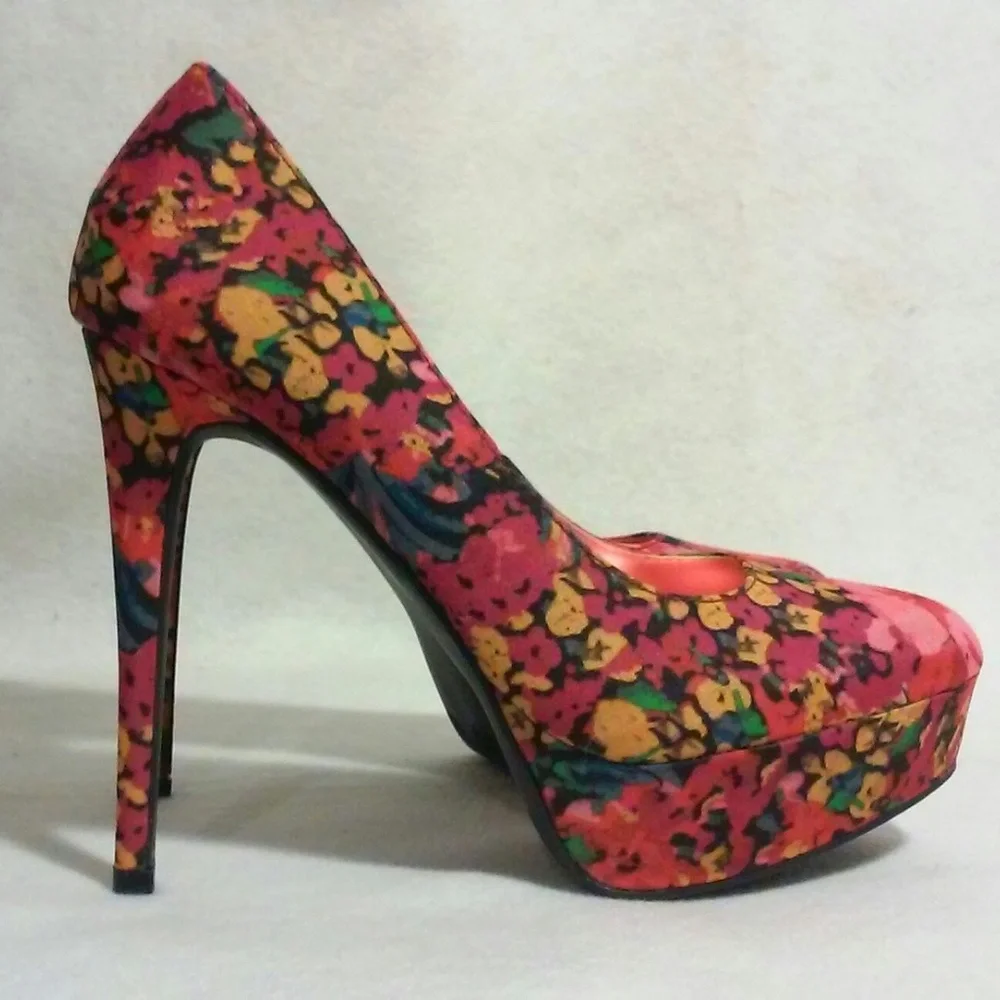 Vintage Red Pink Floral Fabric Platform Pumps, Size 9